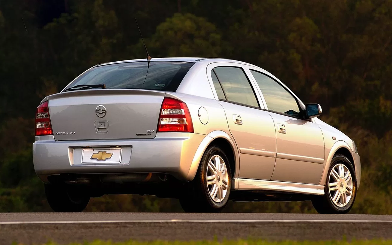 Desempenho: O Chevrolet Astra 2.0 8V de 2003 oferece uma dirigibilidade equilibrada, atingindo 188 km/h de velocidade máxima e acelerando de 0 a 100 km/h em 10,5 segundos.