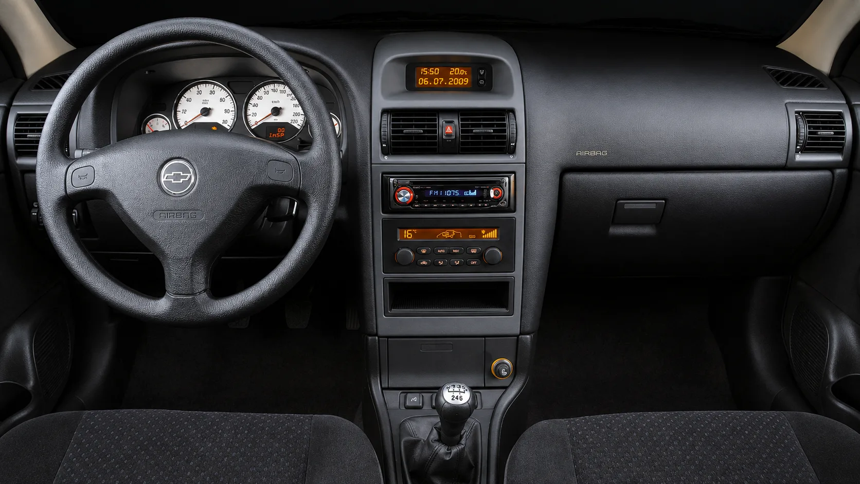 O câmbio é automático AF-20 de quatro marchas com conversor de torque e tração dianteira, conjunto antigo para os padrões atuais, mas conhecido pelo funcionamento simples e pela condução tranquila, especialmente no uso urbano.