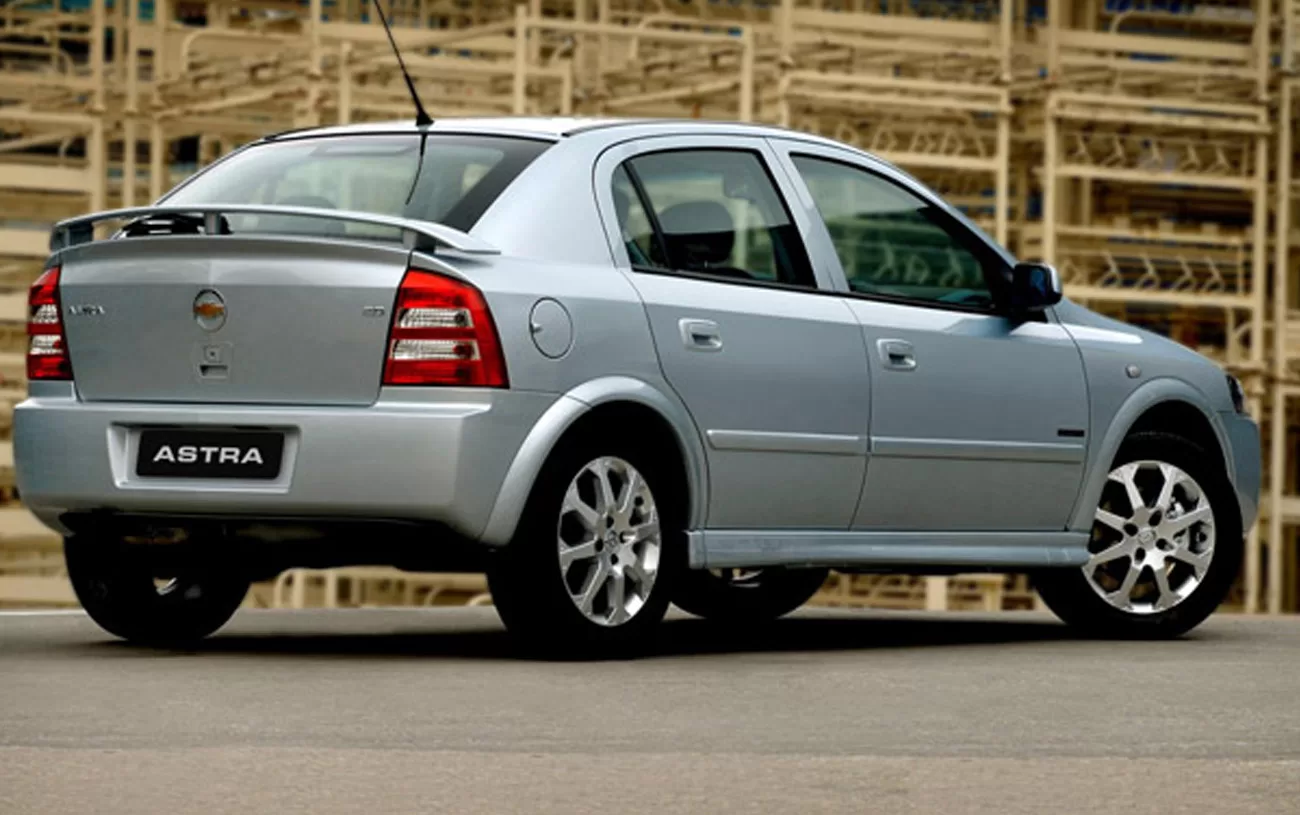 Desempenho: O Chevrolet Astra Advantage 2.0 8V AT oferece um desempenho moderado, impulsionado por um motor de 127 cv e uma transmissão automática de 4 marchas.