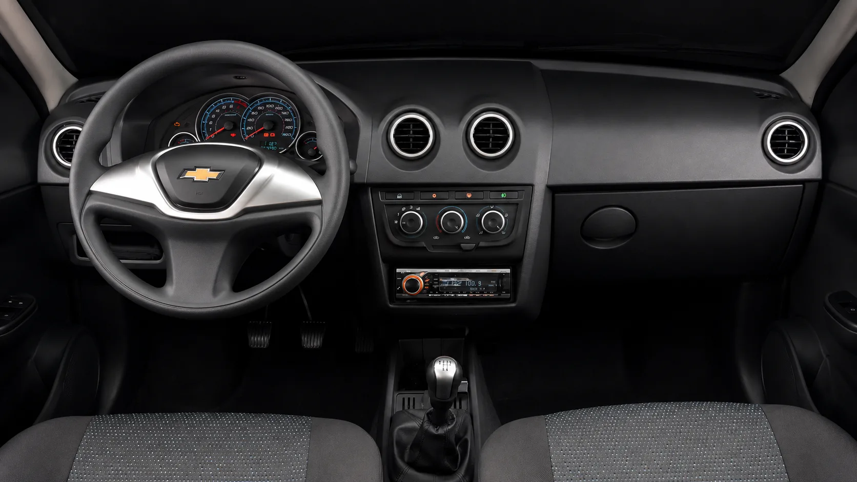 Entre os equipamentos, há versões com quatro portas, freios ABS e o básico para o uso diário, sem o conforto e a tecnologia dos carros atuais.