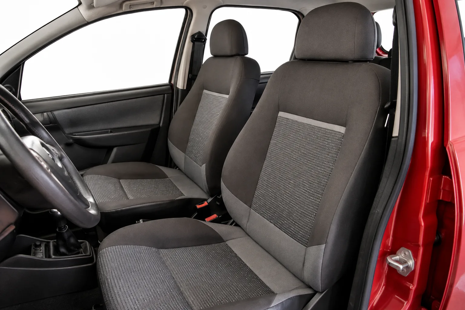 O interior leva quatro adultos com simplicidade, tem porta-malas de 260 litros e atende compras, trabalho e deslocamentos curtos sem luxo.