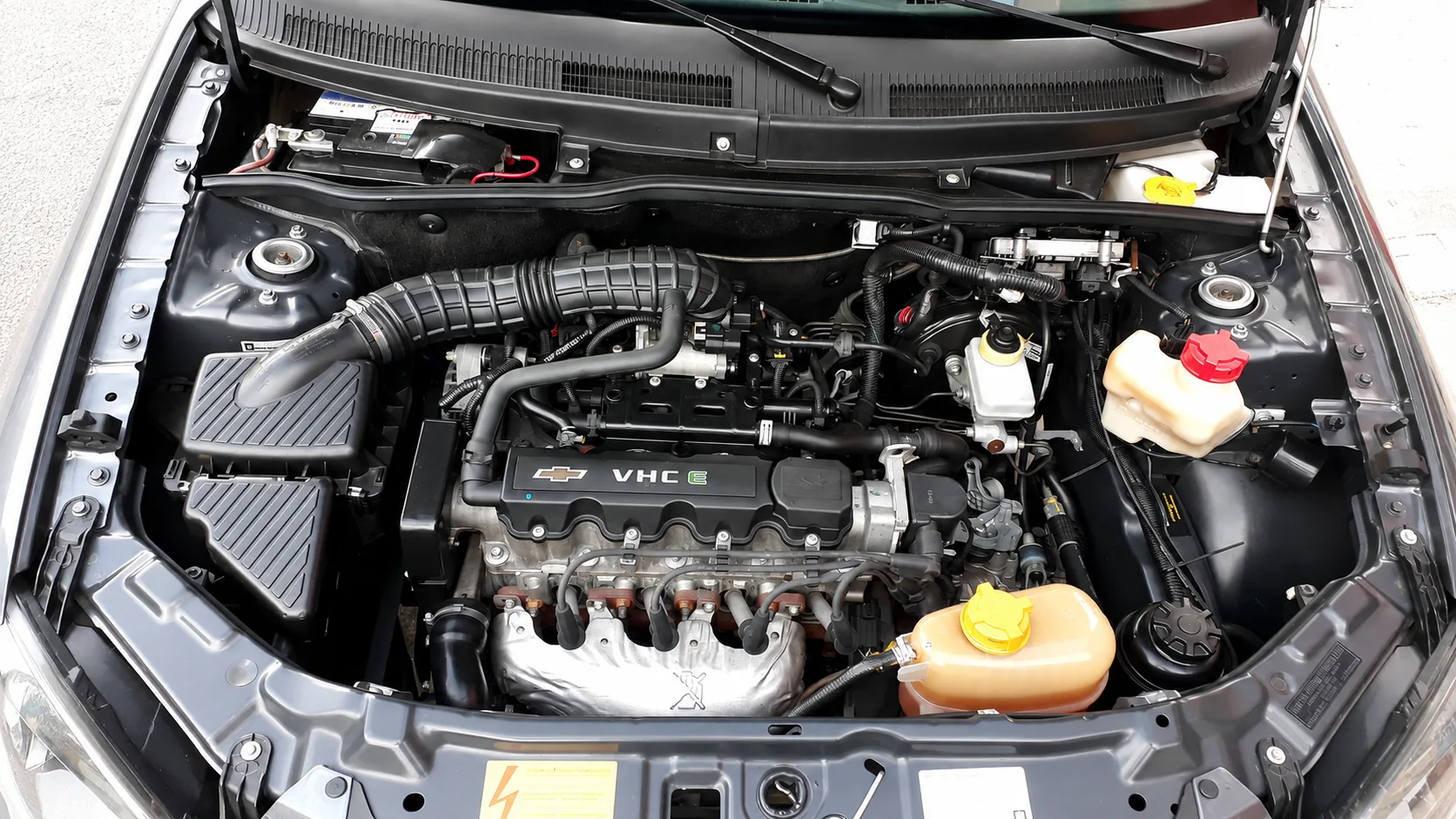 O motor 1.0 flex de até 78 cv trabalha bem no trânsito, mas perde fôlego com o carro cheio, bagagem e ar-condicionado ligado em subidas.