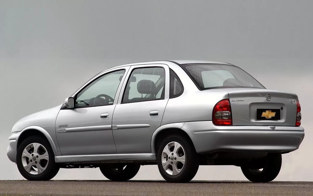 Desempenho: Este carro oferece um desempenho razoável, com aceleração satisfatória e uma boa velocidade máxima.