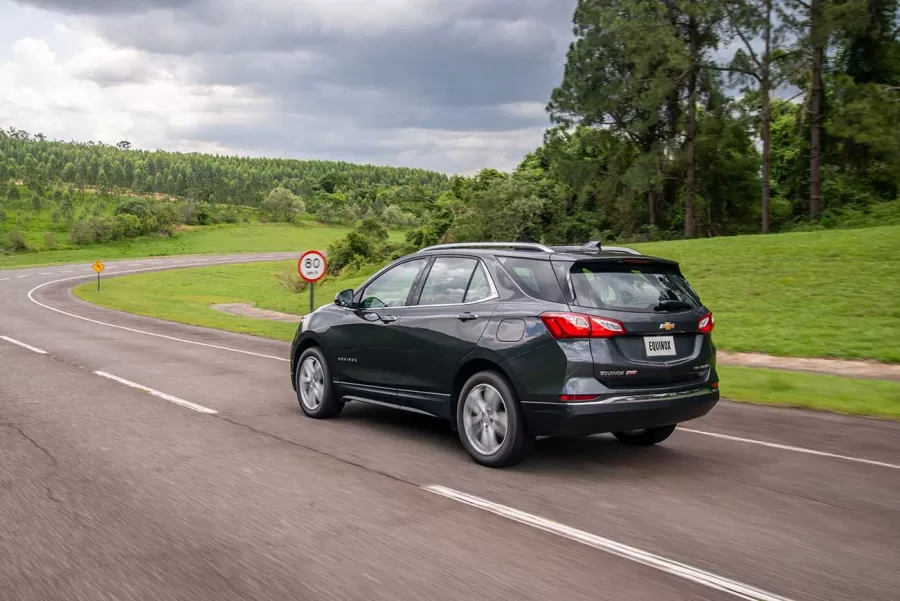 O Equinox 2020 apresenta o novo motor 1.5 Turbo, equilibrando desempenho e eficiência para a linha Chevrolet.