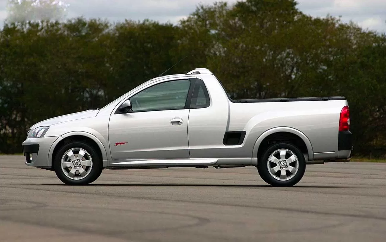 A Chevrolet Montana Sport 1.8 de 2009 possui 4430 mm de comprimento, 1710 mm de largura, 1420 mm de altura, e pesa 1116 kg.