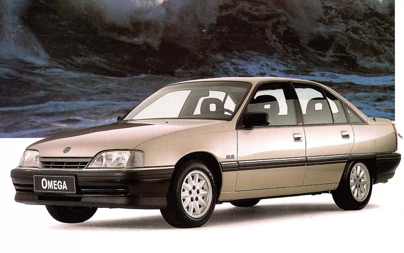 Desempenho: O Omega GLS 4.1 de 1996 oferece potência e velocidade, com 168 cv e 215 km/h de máxima, garantindo uma experiência de condução emocionante.