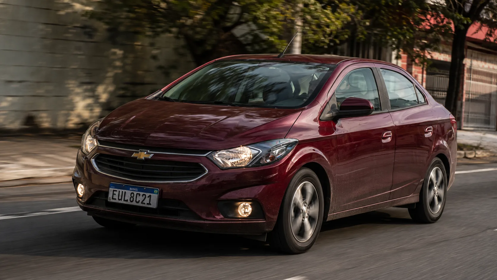O Prisma LTZ 1.4 2019 serve à família que quer espaço sem carro enorme; como usado, seu porta-malas e simplicidade ainda pesam.