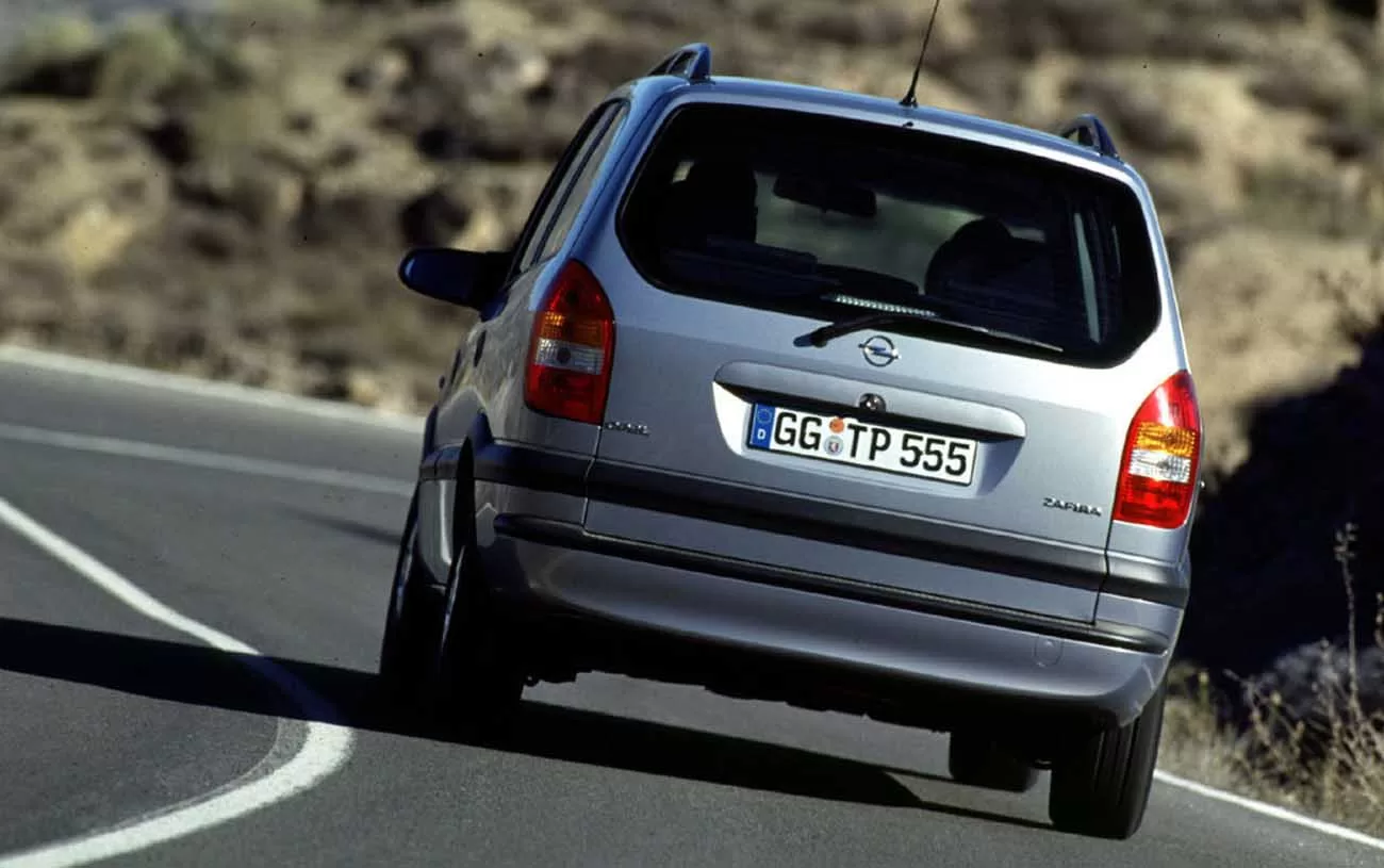 Desempenho: Minivan ágil, atinge 186 km/h com potência de 136 cv. Acelera 0-100 km/h em 11,7 segundos, oferecendo uma condução envolvente.