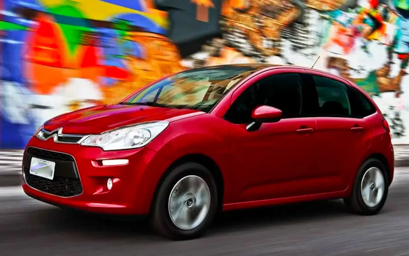 Desempenho: O Citroen C3 Origine 1.5 oferece uma dirigibilidade equilibrada para cidade e estrada, mantendo um desempenho satisfatório em diversas condições.