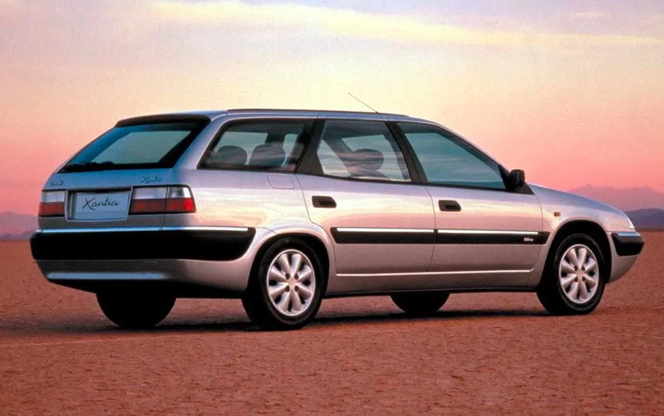 Desempenho: Este carro exibe um desempenho notável, com um motor potente e uma aceleração de 0 a 100 km/h em apenas 11,4 segundos, ideal para uma experiência de condução dinâmica.