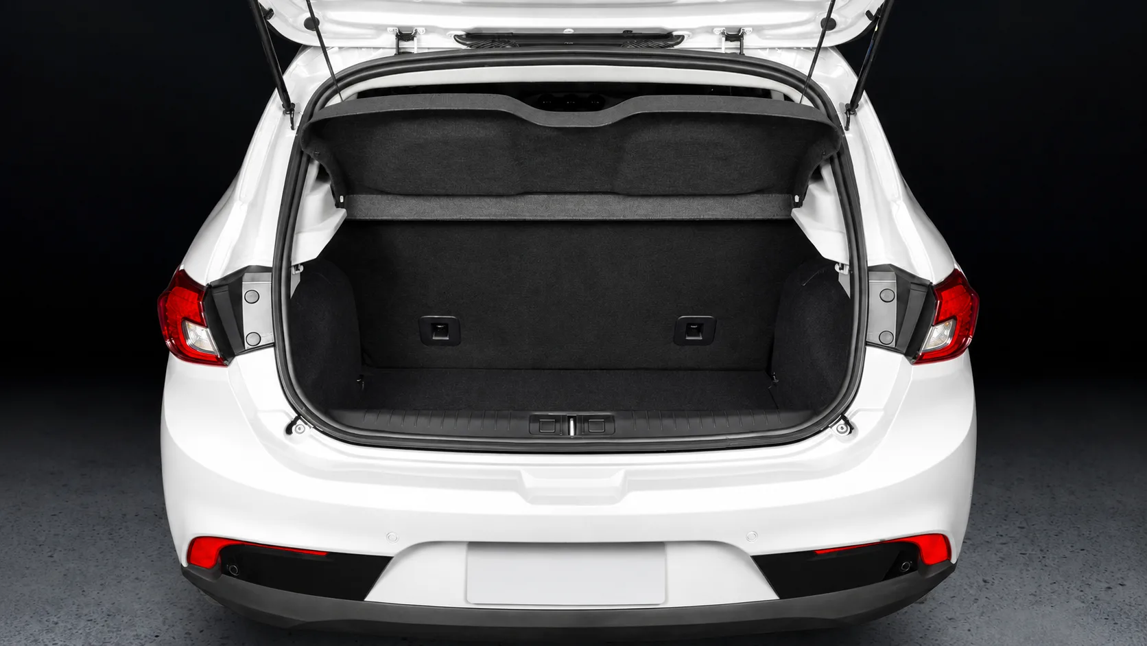 Com 300 litros, o porta-malas do Fiat Argo Precision 2018 leva bem as malas de um casal ou família pequena, mas exige organização quando todos viajam com muita bagagem.