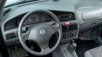 Câmbio manual e tração dianteira pedem condução calma. Direção hidráulica ajuda nas manobras e o volante transmite tudo do piso.