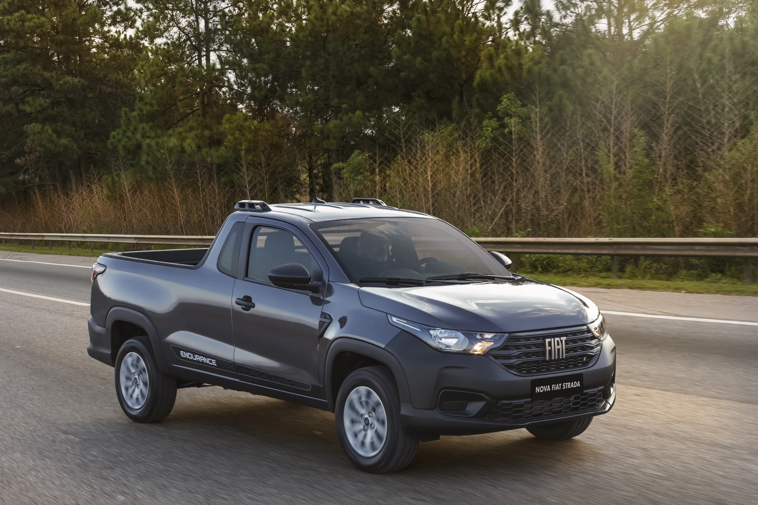 Com gasolina, faz 11,9 km/l na cidade e 13,3 km/l na estrada; com etanol, 8,4 e 9,2 km/l, usando um tanque de 55 litros.