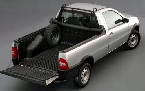 A caçamba tem cerca de 800 litros e suporta perto de 685 kg, ideal para ferramentas, material de obra e entregas frequentes.