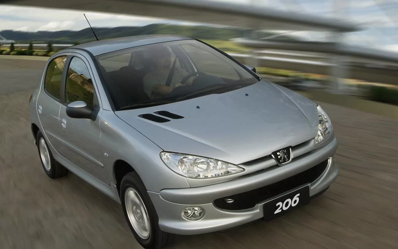 Desempenho: Com um motor de 4 cilindros em linha, o Peugeot 206 Sensation 1.4 8V oferece uma condução ágil e dinâmica.