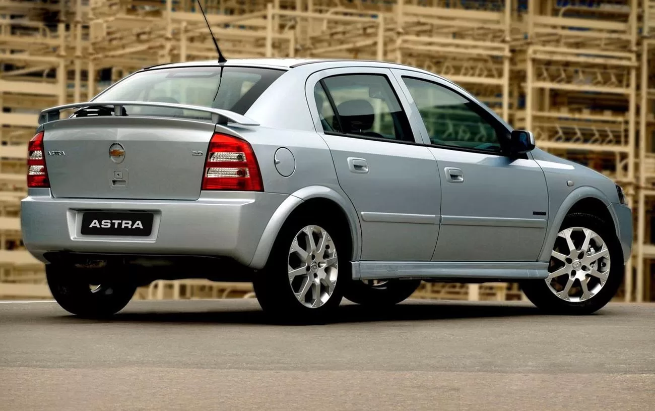 Desempenho: Com potência de 127 cv, atinge 198 km/h. Sua transmissão automática de 4 marchas proporciona uma condução suave.