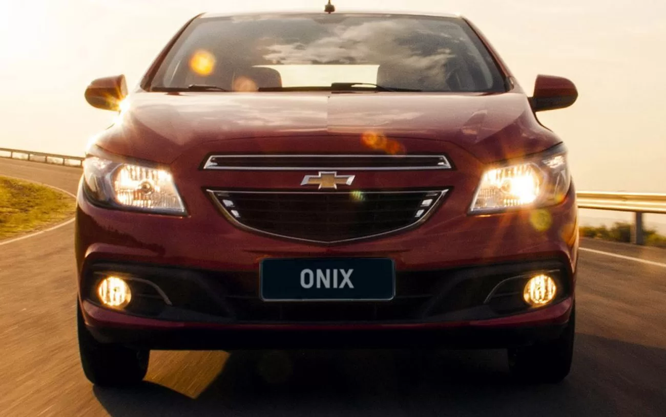 Desempenho: O Chevrolet Onix LT 1.0 2013 oferece um desempenho sólido, atingindo uma velocidade máxima de 167 km/h e uma aceleração de 0 a 100 km/h em 13,3 segundos.