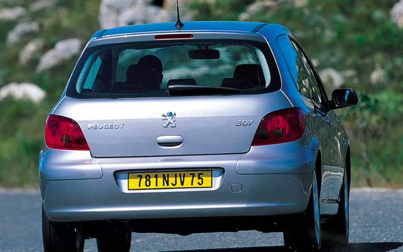 Desempenho: O carro alcança 190 km/h, com uma aceleração de 0 a 100 km/h em 11,6 segundos, oferecendo uma direção ágil e satisfatória.