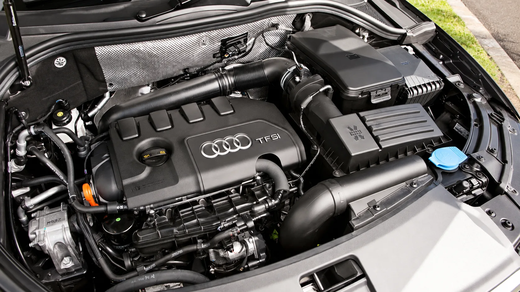 O 2.0 TFSI de 170 cv responde cedo, encara cidade sem esforço e sobra em rodovia, com retomadas fortes mesmo quando o carro está carregado.