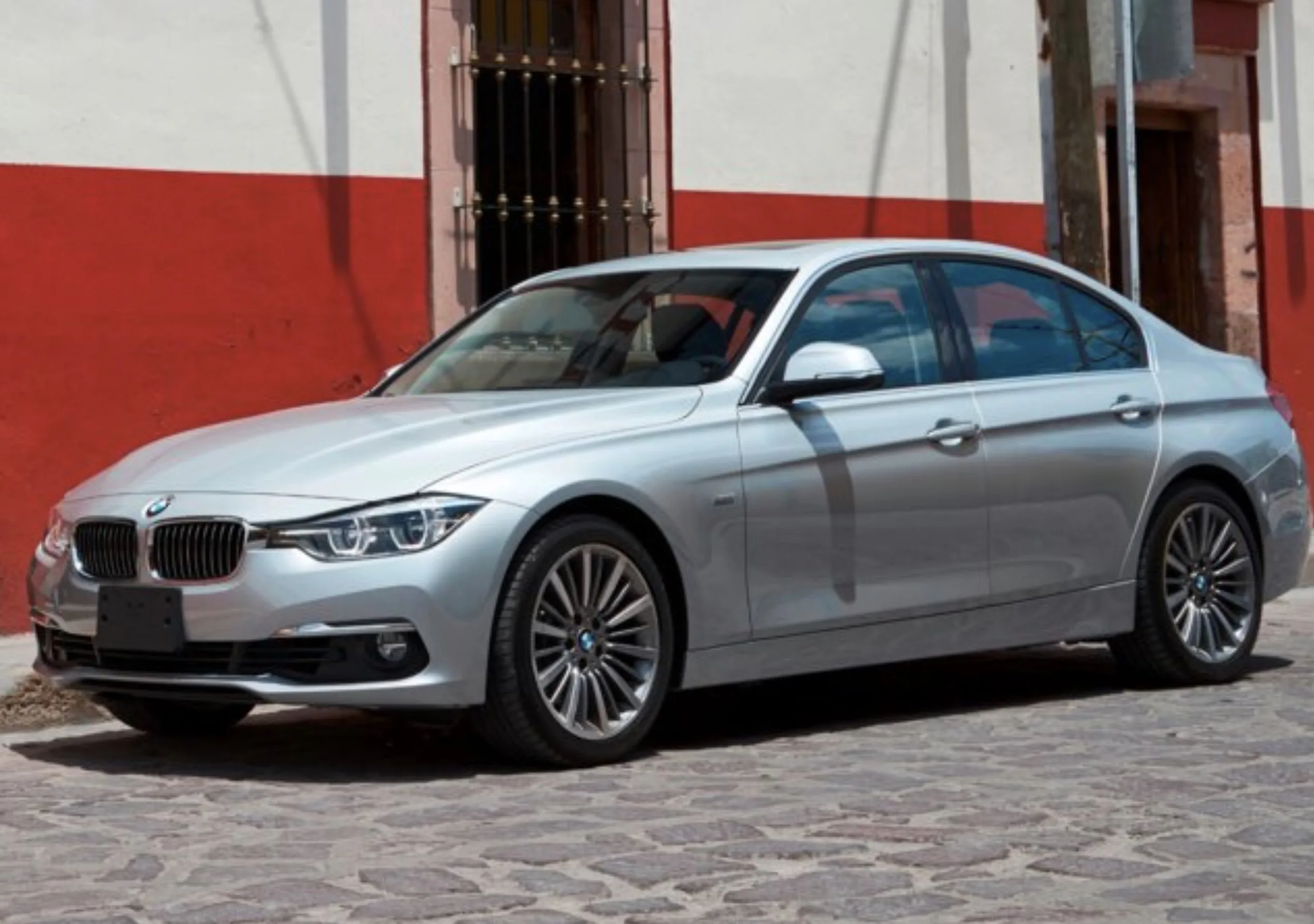 Pontos negativos aparecem no custo de seguro, manutenção mais cara e atenção a itens mecânicos conhecidos no uso prolongado.