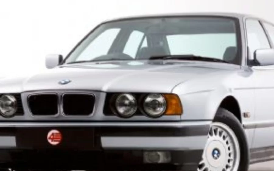 Qual o valor do BMW 525i anos 2000: Vale a pena considerar a compra de um BMW 525i usado? Avaliando desempenho, consumo e autonomia.