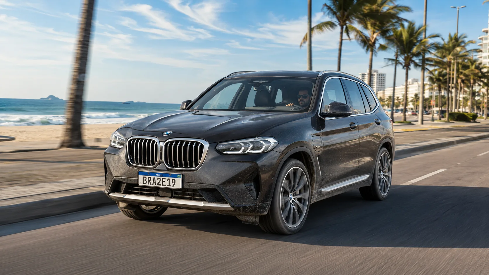 BMW X3 xDrive30e 2022 tem 292 cv, tração integral e consumo de até 21 km/l; rivaliza com Volvo XC60 Recharge e Audi Q5 TFSIe
