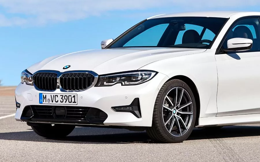 Com um design cativante e desempenho impressionante, o BMW 320i Sport GP 2.0 é uma joia da engenharia automotiva moderna.