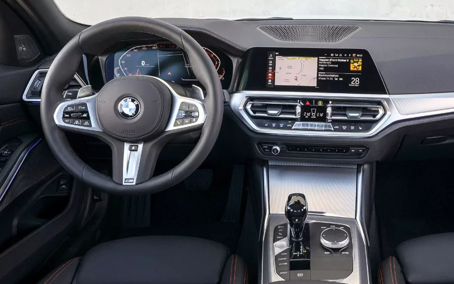 O interior do BMW 320i Sport GP 2.0 é um santuário de conforto e tecnologia. Materiais de alta qualidade se fundem em um espaço bem projetado, proporcionando um ambiente luxuoso para motorista e passageiros.