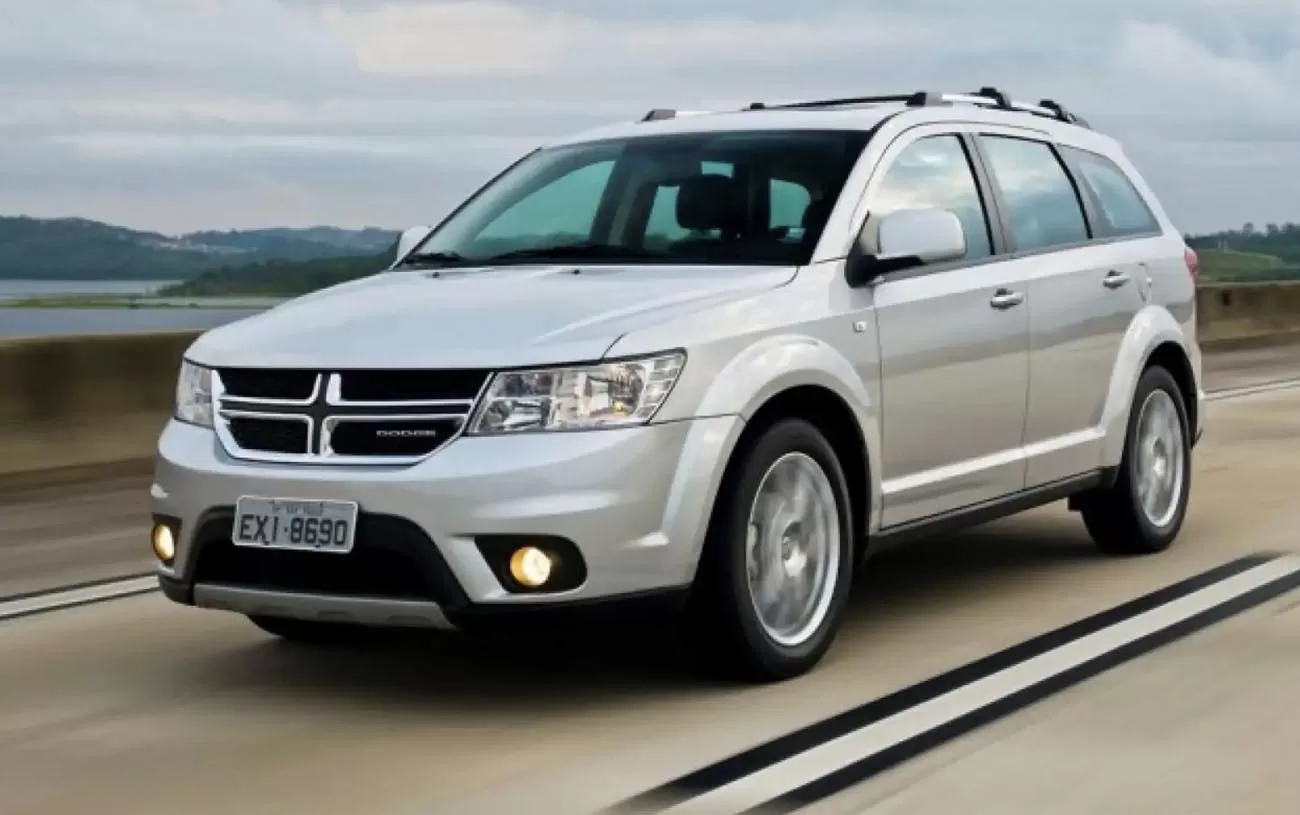 O desempenho do Dodge Journey R/T 3.6 V6 é potente, alcançando uma velocidade máxima de 208 km/h. Sua transmissão automática de 6 marchas proporciona uma condução suave.