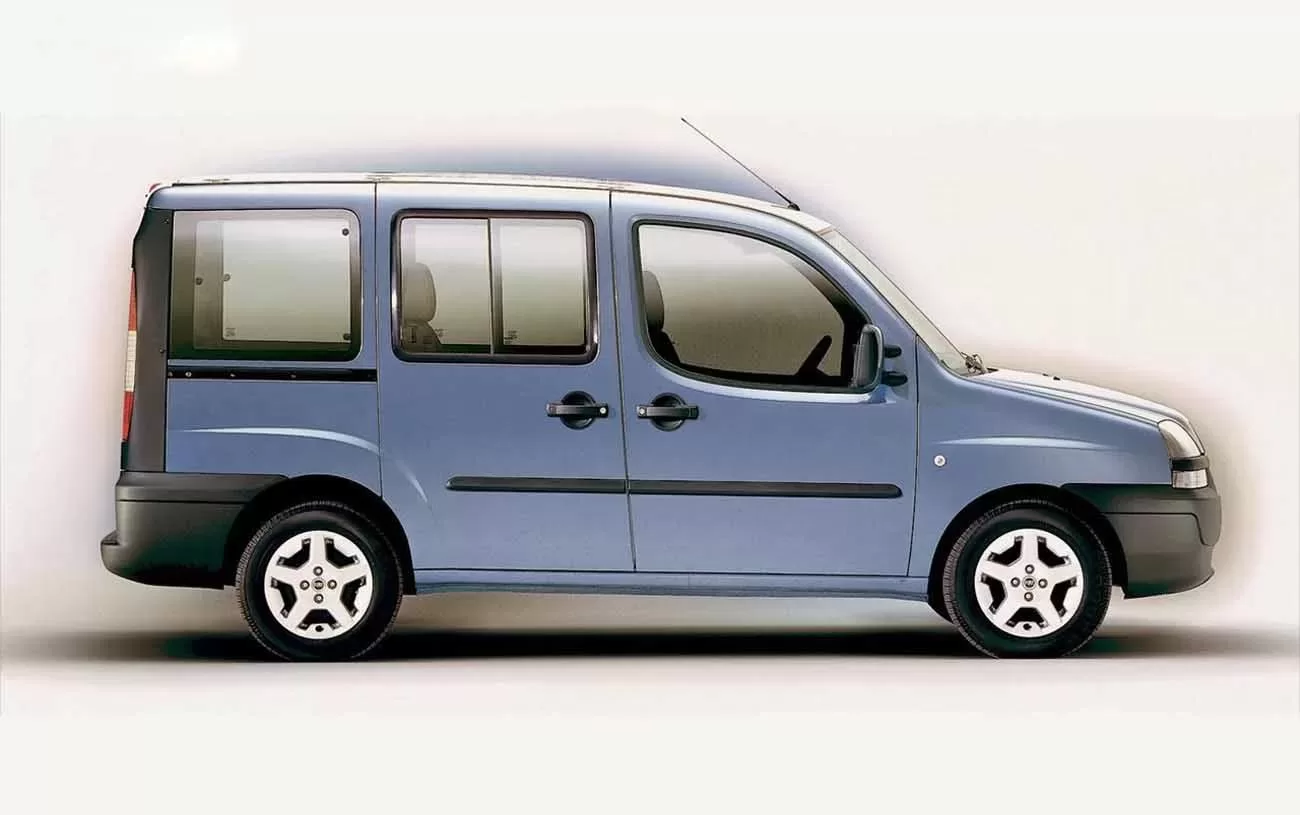 O Fiat Doblo EX 1.3 16V 2004 possui dimensões de 4159 mm de comprimento, 2566 mm de distância entre-eixos e 1714 mm de largura. Seu peso é de 1270 kg.