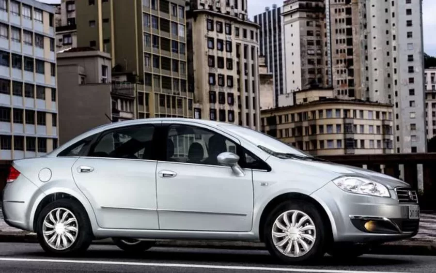 Quantos km por litro faz o Fiat Linea 2015 Absolute 1.8 16V Dualogic Flex: ficha técnica, preço e fotos