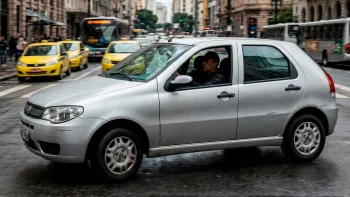 Com motor 1.0 Fire de 66 cv, anda bem no ritmo urbano e exige planejamento na estrada. Não gosta de pressa nem de ultrapassagens improvisadas.