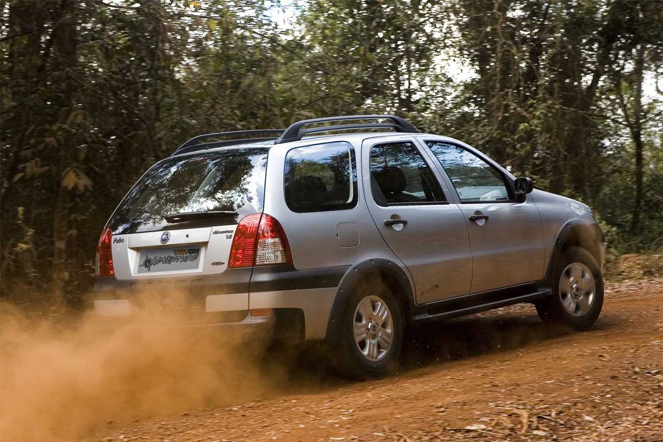 Desempenho: O Palio Weekend Adventure oferece boa agilidade e alcança 180 km/h, garantindo desempenho satisfatório em estradas.