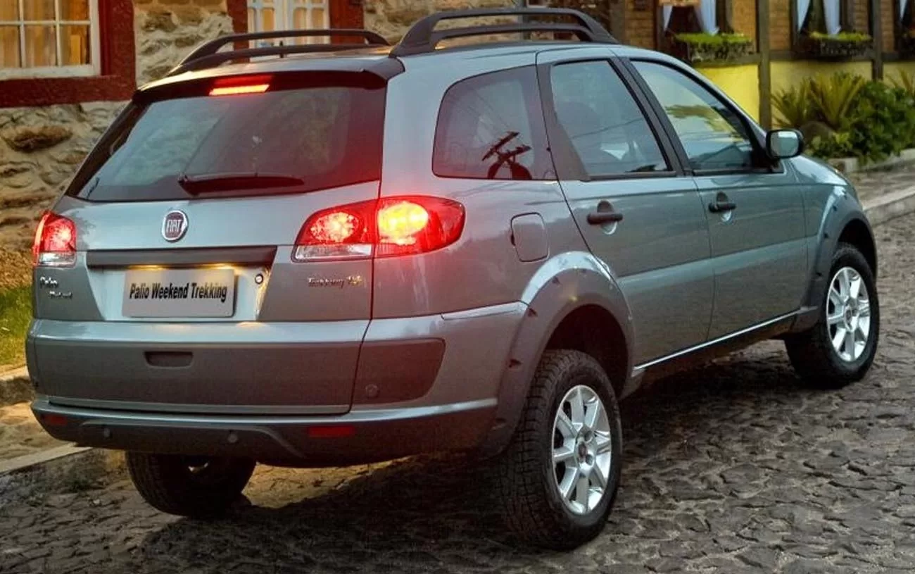 Desempenho: O Fiat Palio Weekend Trekking 1.4 oferece uma condução estável e ágil, com uma velocidade máxima de 165 km/h e uma aceleração de 0 a 100 km/h em 13,4 segundos.