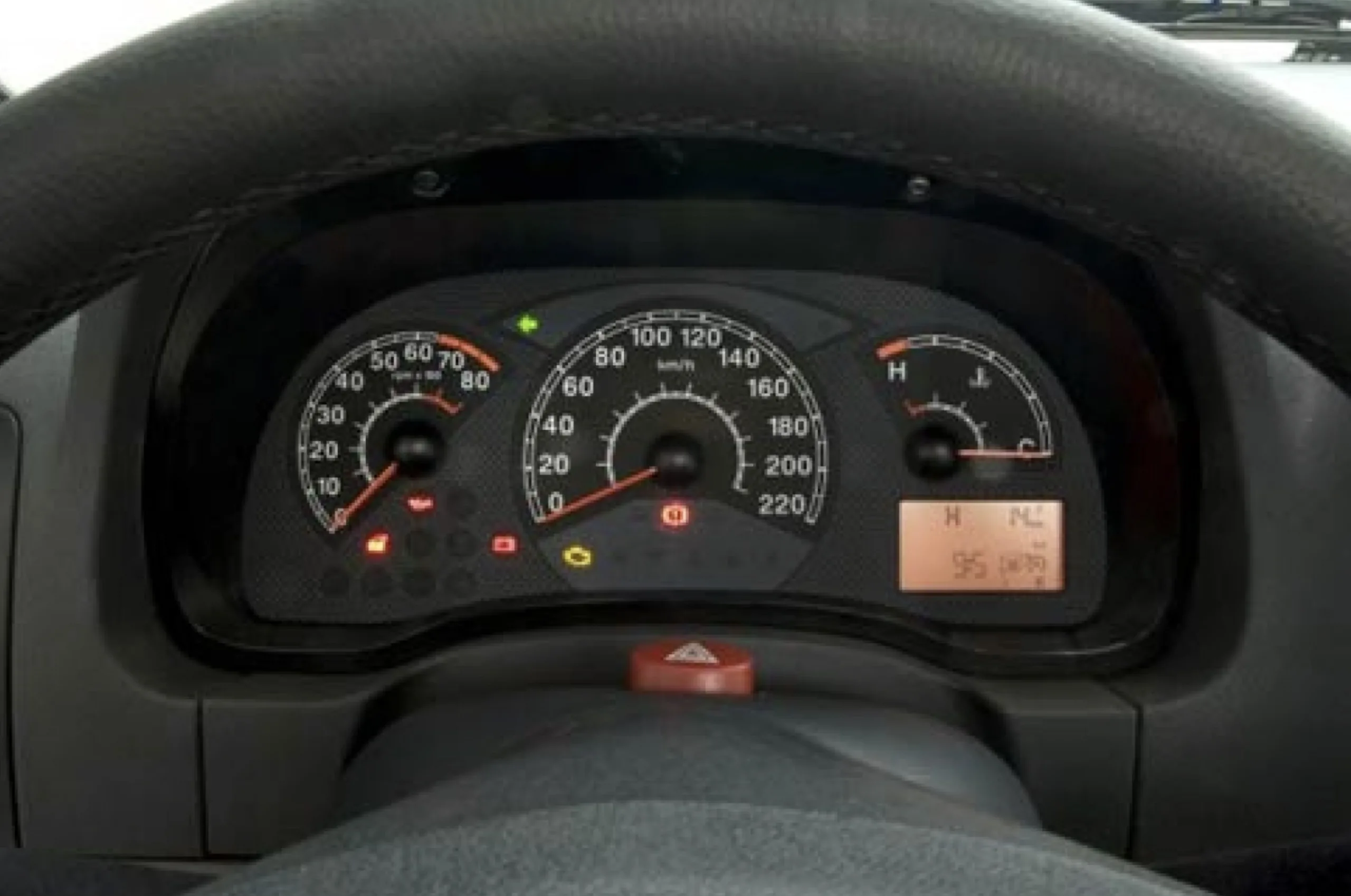 O consumo fica em 7,4 km/l no etanol e chega a 12,4 km/l na gasolina, com autonomia acima de 500 km graças ao tanque de 48 litros, tornando o carro econômico para deslocamentos diários.