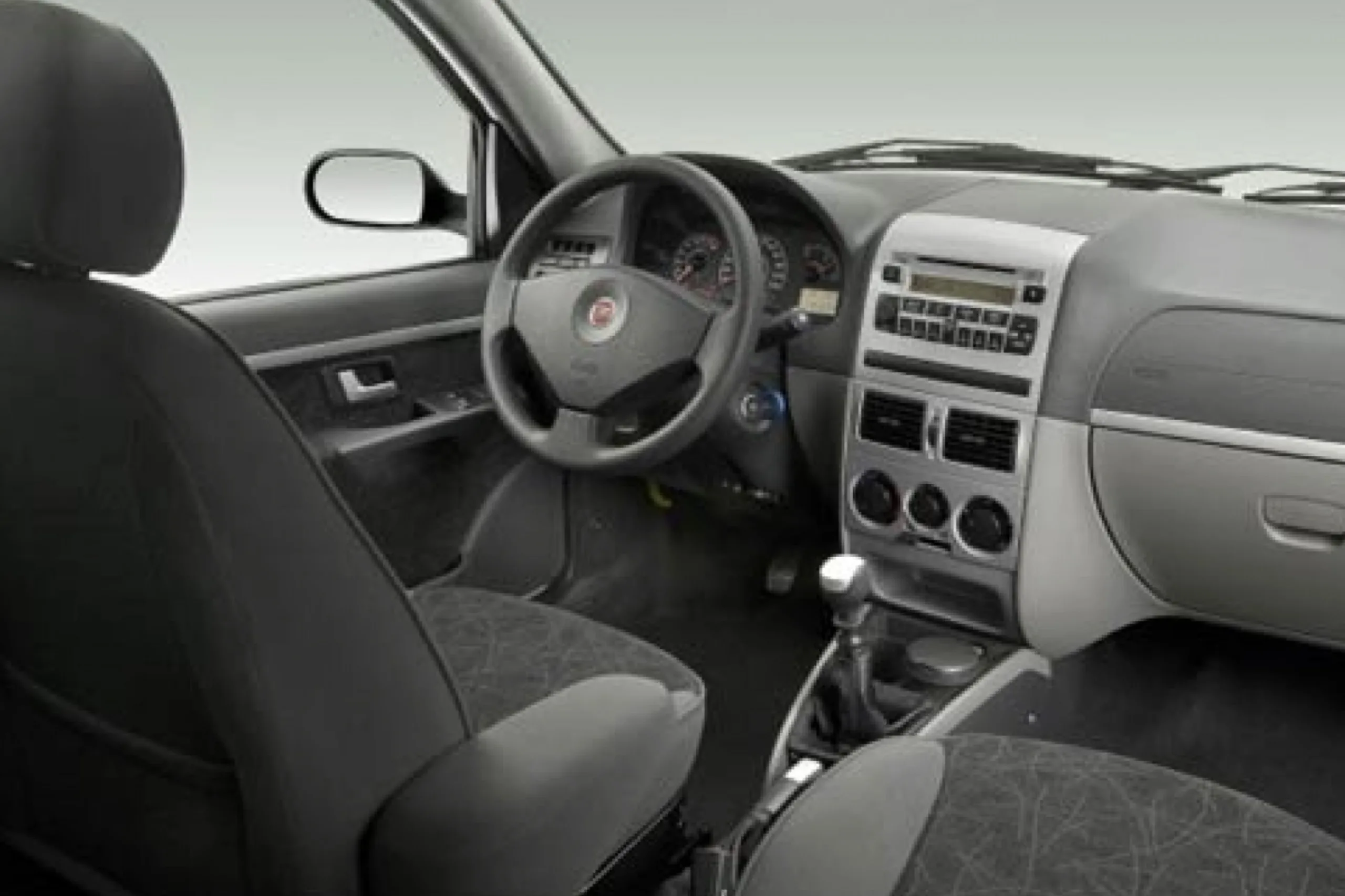 A transmissão manual de cinco marchas tem engates simples e contribui para o uso cotidiano. A direção hidráulica facilita manobras, e o conjunto é fácil de dominar desde os primeiros quilômetros.