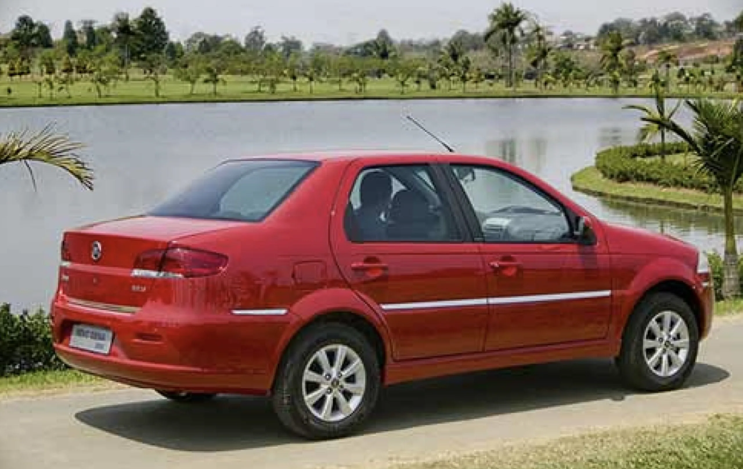 Para viagens, o espaço traseiro é adequado e o porta malas grande ajuda. Na cidade, o sedã se destaca pela direção leve e consumo eficiente na gasolina. Na estrada, mantém estabilidade e rodar previsível.