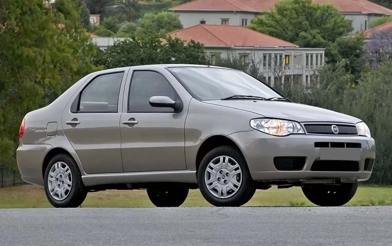 Desempenho: O Fiat Siena ELX oferece desempenho urbano adequado, atingindo 159 km/h de velocidade máxima e aceleração de 0 a 100 km/h em 15 segundos.