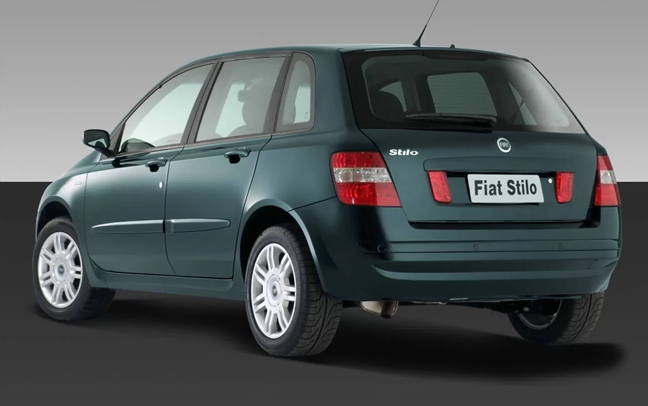 Desempenho: O Fiat Stilo 1.8 8V de 2004 oferece um desempenho sólido, com velocidade máxima de 185 km/h e aceleração de 0 a 100 km/h em 11,2 segundos.