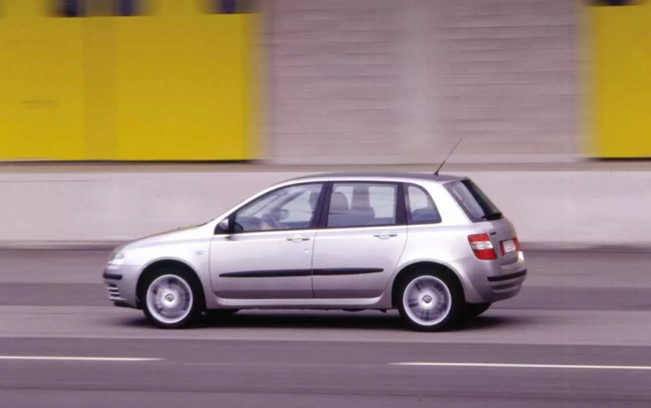 Desempenho: Com 167 cv, atinge 0-100 km/h em 8,4s, alcançando 212 km/h, oferecendo agilidade e potência notáveis para um hatch.