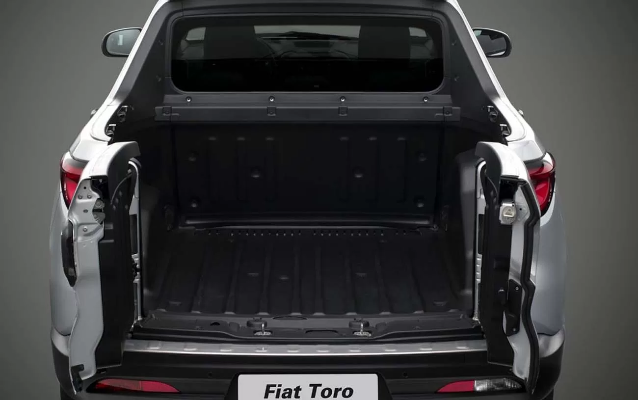 Caçamba: Com uma capacidade de carga útil de 650 kg, a caçamba do Fiat Toro Freedom 1.8 2017 é ideal para o transporte de objetos pesados e volumosos.