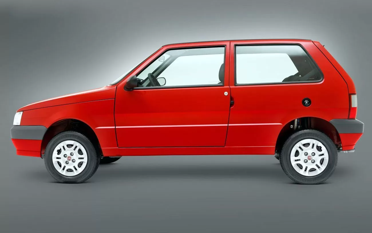 O Fiat Uno Mille Economy 1.0 2012 possui dimensões compactas, com 3692 mm de comprimento, 1548 mm de largura, 1445 mm de altura, e pesa 830 kg. Essas características contribuem para sua agilidade urbana e eficiência no consumo de combustível.