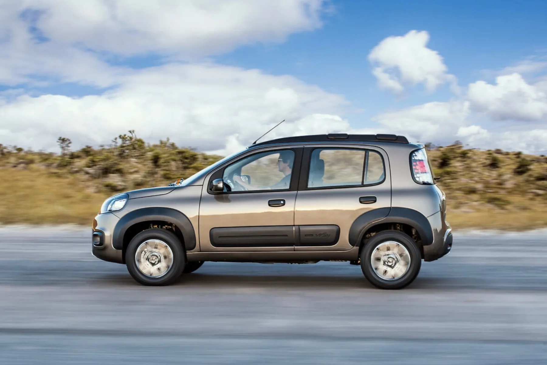 Fiat Uno Way 1.4 2014 tem 88 cv, consumo de até 12,6 km/l, porta-malas de 280 litros e preço próximo de R$ 37 mil no mercado de usados.