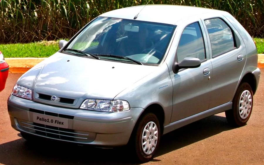 O carro ostenta um perfil hatch, ideal para manobras urbanas e estacionamento fácil.