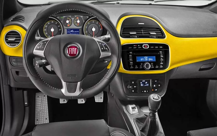 Estilo e Design Atemporais: O design do Fiat Punto T-Jet 1.4 Turbo apresenta linhas aerodinâmicas e detalhes atraentes que transcendem as tendências passageiras.