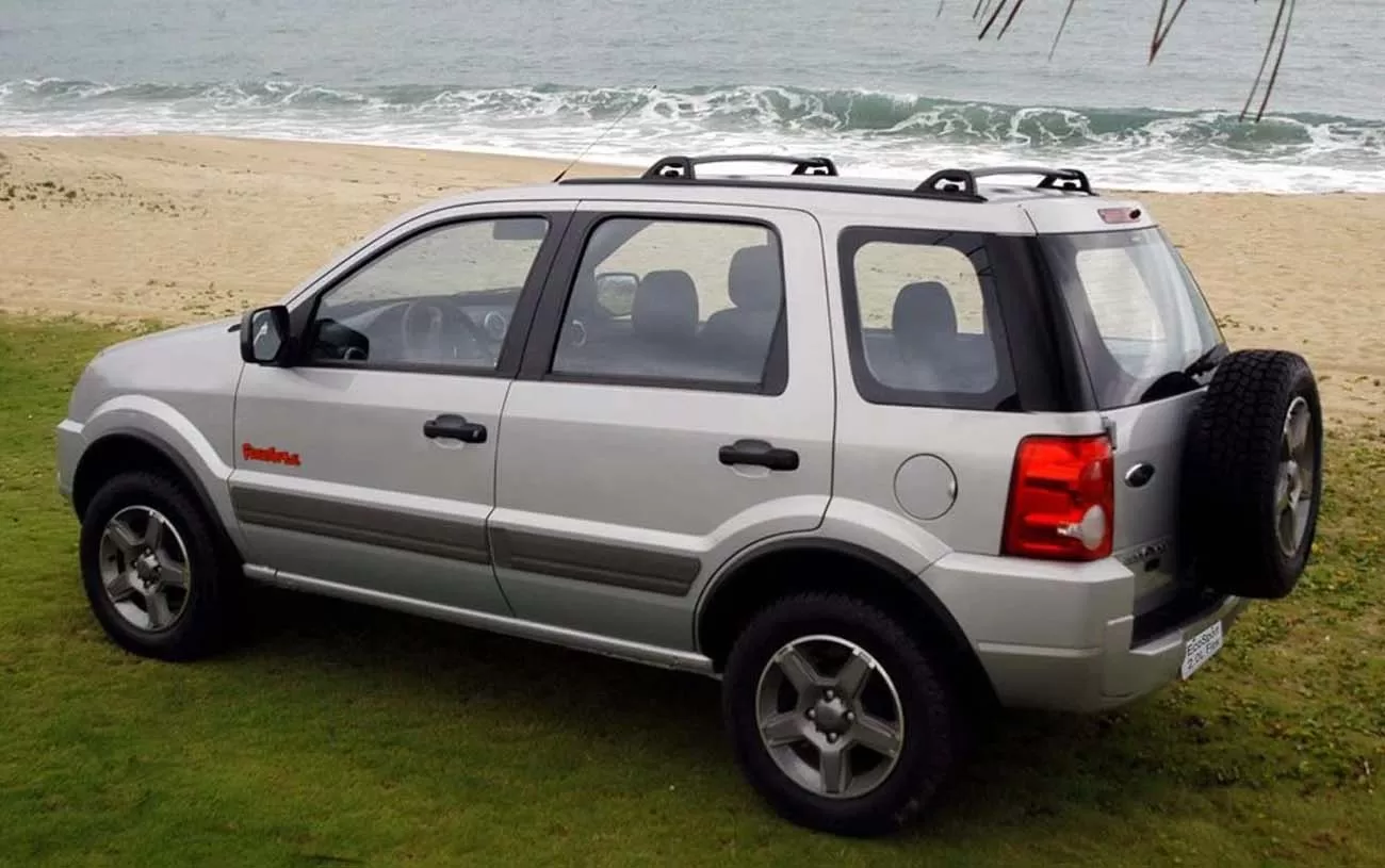 Desempenho: O Ecosport XLT 2.0 2012 oferece desempenho satisfatório, com 141 cv de potência e 180 km/h de velocidade máxima.