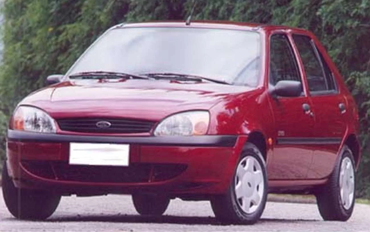 O Fiesta GL 1.0 de 2001 atinge 156 km/h de velocidade máxima e vai de 0 a 100 km/h em 15,5 s, garantindo agilidade urbana.