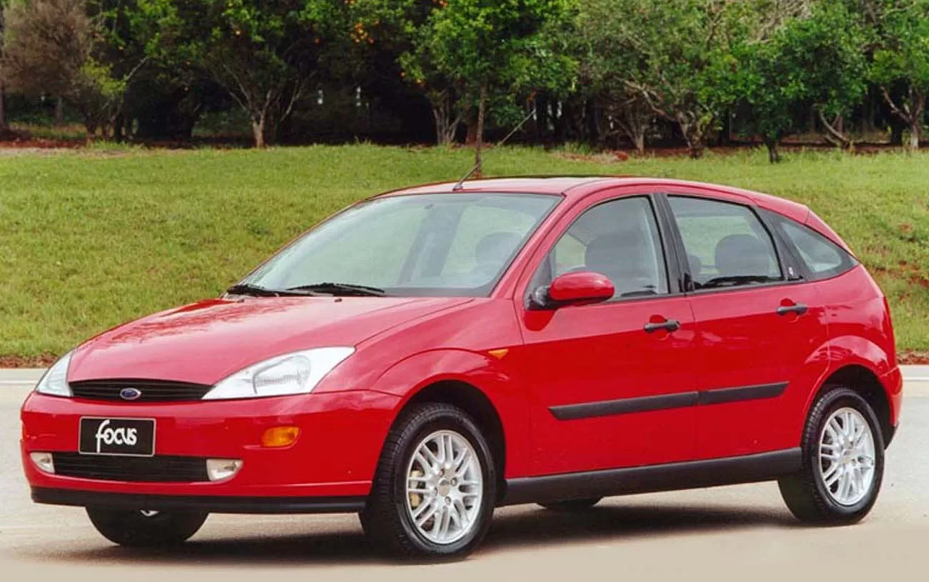 Desempenho: O Ford Focus GL 1.8 oferece uma experiência de condução ágil, com aceleração de 0 a 100 km/h em 10,1 segundos e velocidade máxima de 194 km/h.