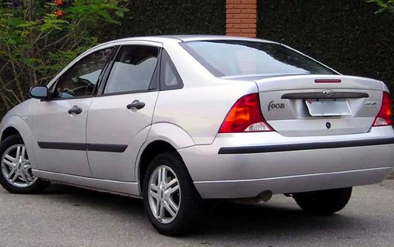 Desempenho: O Ford Focus Sedan GLX 2.0 de 2006 entrega desempenho notável, com uma aceleração de 0 a 100 km/h em 9,8 segundos e velocidade máxima de 207 km/h.