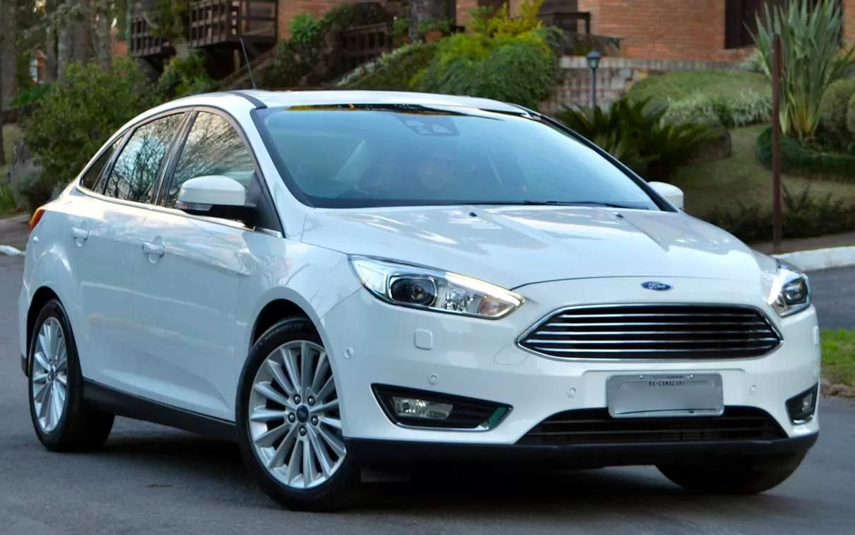 O Ford Focus Titanium Plus, uma versão altamente refinada da renomada linha Focus, encapsula a essência de luxo e desempenho em um sedã elegante e poderoso.